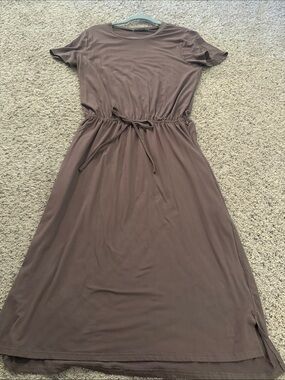 Everyday Short-Sleeve Tie-Waist Dress in Brown